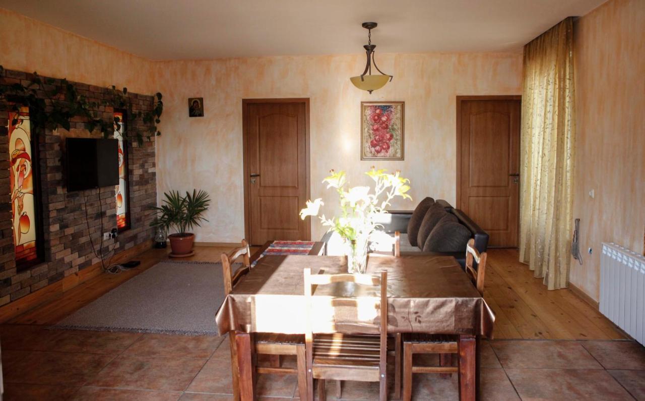 Family Mini-Hotel Martirosyan'S And Tours Jerevan Eksteriør bilde