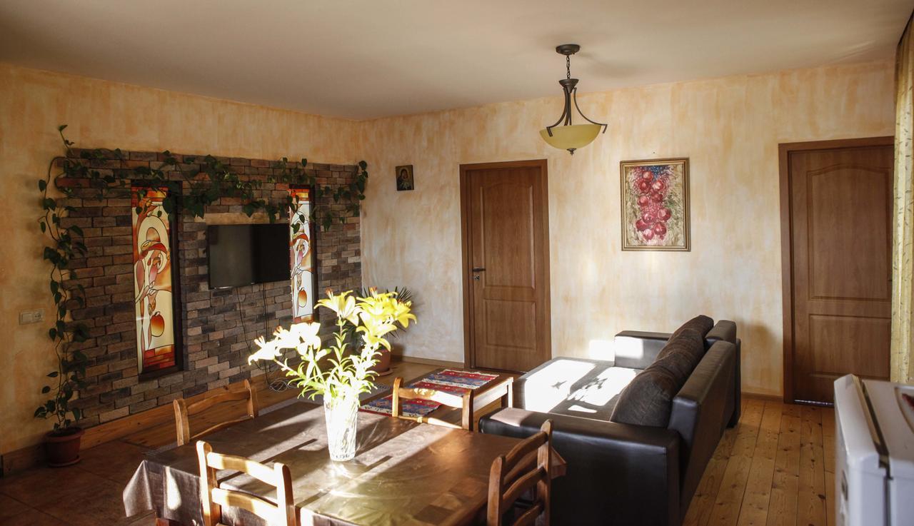 Family Mini-Hotel Martirosyan'S And Tours Jerevan Eksteriør bilde